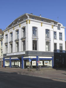 908590 Gezicht op het winkelhoekpand Lange Jansstraat 10 te Utrecht, met rechts het Jansveld.N.B. bouwjaar: ...